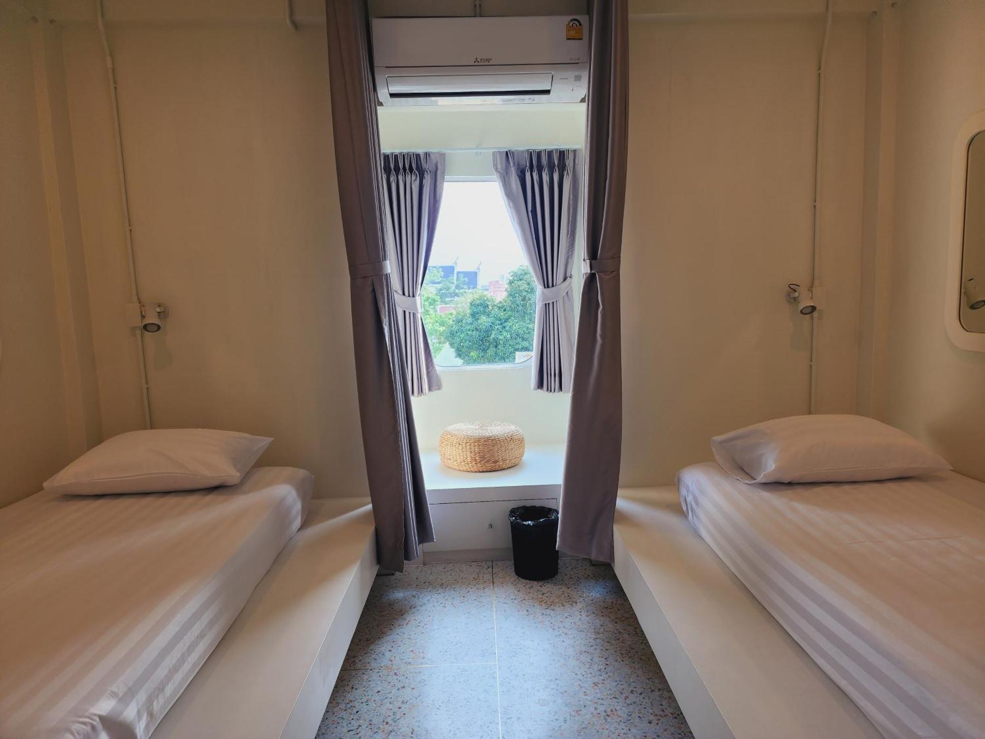 Line Bangkok Hostel Exterior photo